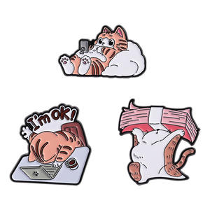 Hochwertige Hot Selling Cute Cat Chasing Drama Arbeit, um Geld zu verdienen Arbeiter Metall Weiche Emaille Anstecknadel Abzeichen Maker - Product Image 3