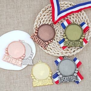 Trophées en alliage métallique pour la remise des diplômes, le kickboxing, le cyclisme, le football, la musculation, la gymnastique, la natation, le judo, avec design ludique et thématique. - Product Image 1