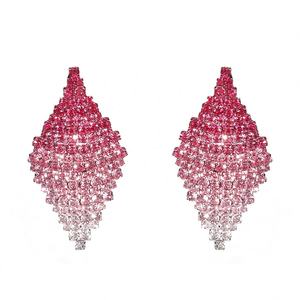 ต่างหูรูปทรงเรขาคณิตแบบสี่เหลี่ยมขนมเปียกปูนประดับคริสตัลหรูหราสีชมพูสำหรับผู้หญิง ทำจากสแตนเลสสตีลฝังไมโคร - Product Image 6