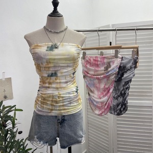 Haut court sans bretelles en spandex style thaïlandais tie-dye, avec étiquette OEM personnalisée, à manches courtes, à couches irrégulières et volants - 9950 - Product Image 2