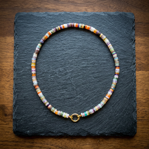 Collar de Piedras Preciosas Naturales Multicolores Hecho a Mano por SSringz, Gargantilla de Cristal Arcoíris para Mujer - Product Image 2