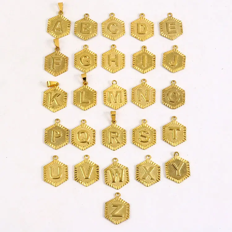 JF7127ชุบทองจี้สแตนเลสตัวอักษรตัวอักษรเริ่มต้นเหรียญหกเหลี่ยมจี้เสน่ห์