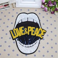 Patch à sequins rouges en forme de lèvres avec inscription 'Love & Peace', Applique à sequins style 'Mouth' rétro rock pour veste, sweat à capuche, sac, streetwear hip-hop et articles vintage
