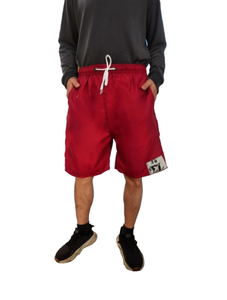 กางเกงขาสั้นชายสีแดงแห้งเร็ว พร้อมโลโก้ปัก สายรัดเอว ชุดว่ายน้ำลำลอง สีพื้น ผ้าโพลีเอสเตอร์ทอ - Product Image 1