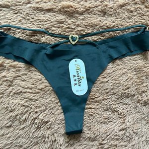 Fabbrica di Biancheria Intima Tiger: Intimo Femminile Senza Cuciture, Sexy, Perizoma in Offerta - Product Image 1