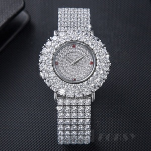 <span class=keywords><strong>Montre</strong></span> en cristal de zircon pour femmes avec logo personnalisable Cadran étincelant Mouvement à quartz Bijoux de mode Montres pour femmes - Product Image 4