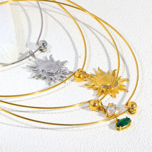 Collana Girocollo JUSNOVA per Donne, Placcata Oro, in Acciaio Inossidabile con Ciondolo Sole e Luna, Zircone Verde, Gioielli Minimalisti Ipoallergenici - Product Image 1