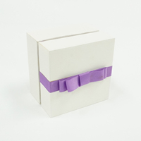 Boîte d'emballage pour bijoux avec couvercle à charnières blanc |   Ruban décoratif violet - Vente en gros et personnalisation