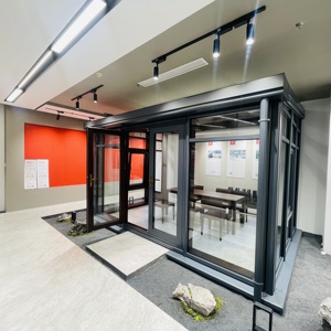 Kit de véranda à pignon <span class=keywords><strong>en</strong></span> <span class=keywords><strong>bois</strong></span> de style minimaliste contemporain Design de <span class=keywords><strong>solarium</strong></span> incurvé avec toit <span class=keywords><strong>en</strong></span> verre trempé pour villas pour cour - Product Image 1