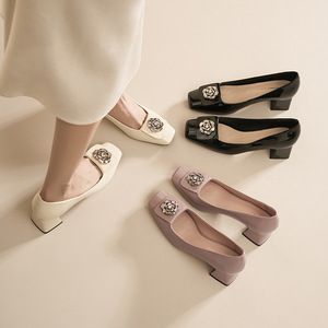 Zapatos de Tacón Medio con Punta Cuadrada y Decoración Floral, Zapatos de Oficina Cómodos para Mujer, Zapatos de Una Sola Pieza de Color Sólido con Forro de Microfibra y Suela de Goma - Product Image 1