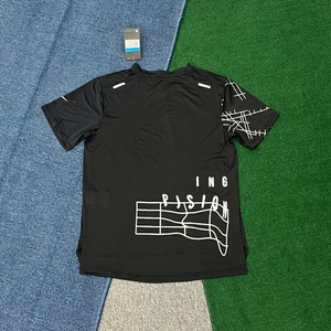 T-shirt de course pour homme de haute qualité, à séchage rapide, avec <span class=keywords><strong>design</strong></span> en mesh respirant, idéal pour la salle de sport et les activités sportives en plein air - Product Image 6