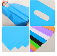 Sac cadeau en plastique noir à poignée longue, à quatre doigts, en HDPE, pour l'emballage de vêtements