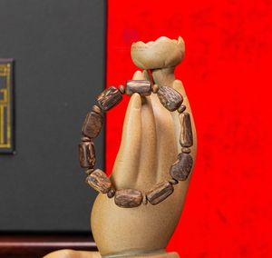 สร้อยข้อมือไม้กฤษณาสำหรับผู้ชาย งานแฮนด์เมด ขนาดกลาง ประณีต สวยงาม ทำจากไม้ธรรมชาติ คุณภาพสูง - Product Image 1