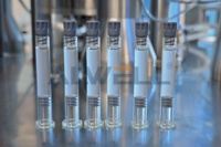 Machine de remplissage et de bouchage automatique électrique pour seringues préremplies d'acide hyaluronique à haute viscosité