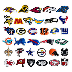 New <span class=keywords><strong>PVC</strong></span> May Mắn Quyến Rũ Giày Quyến Rũ Bóng Đá Đội Thể Thao Steeler Redskins Raider Bóng Chày Đội Bóng Rổ Logo Quyến Rũ Cho Bóng Người Yêu - Product Image 1