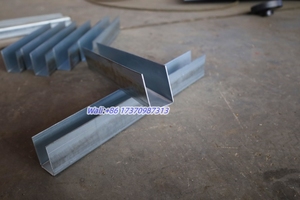 Rouleau de rail de guidage de <span class=keywords><strong>porte</strong></span> d'obturation en U formant la machine - Product Image 2