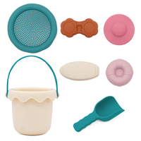 Ensemble de 7 jouets de plage en silicone pour tout-petits, sans BPA, avec seau, pelle, tamis et moules d'animaux pour des moments d'été amusants