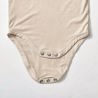Combinaison courte unisexe pour bébé en fibre de bambou respirante avec broderie, col rond et fermeture à boutons pour l'été