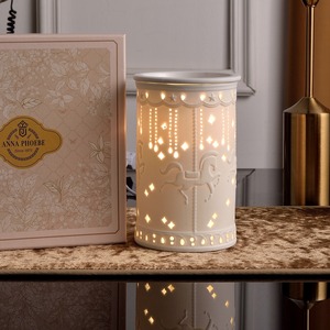 Lampe chauffe-cire en céramique romantique en forme de carrousel, ajourée et respirante, pour la fusion de cire aromatique, avec couvercle, coffret cadeau, pour le marché international - Product Image 1