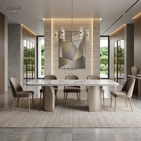 Table à manger rectangulaire de luxe moderne, surface aspect marbre, base à double piédestal pour salle à manger de villa