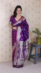 Sari elegante púrpura Banarasi de seda suave con intrincado diseño tejido Zari plateado perfecto para ocasiones festivas bodas - Product Image 5