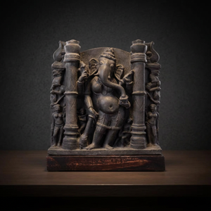 Rare rélique muséale du Ganesha féminin Vinayaki du 11e siècle |   Réplique en pierre de la déesse Matrika indienne classique pour présentation sur table - Product Image 1