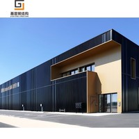 Nave Industrial Prefabricada de Acero con Diseño Optimizado que se Integra con la Arquitectura Industrial Circundante