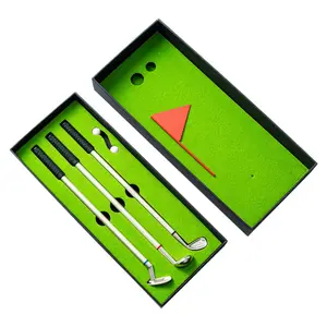 kostenlose probe lustiges Golfgeschenk Mini-Desktop Golfkugel-Stift Geschenkset mit Grüner Flagge 3 Golfklubben-Stifte & 2 Kugeln