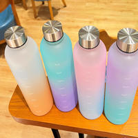 Botella de agua de plástico esmerilado de 1000ml sin BPA, logotipo personalizado, 32oz, marcador de tiempo de bebida deportiva para gimnasio para viajes al aire libre, PC de silicona Dual