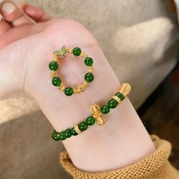 Ensemble de bijoux élégants et tendance : Bague papillon perlée émeraude style rétro et Bracelet Pixiu