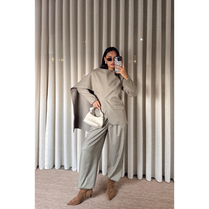 Conjunto de Chaqueta y Pantalones Modelo Massim Color Caqui para Mujer con Cuello Chal - Product Image 3