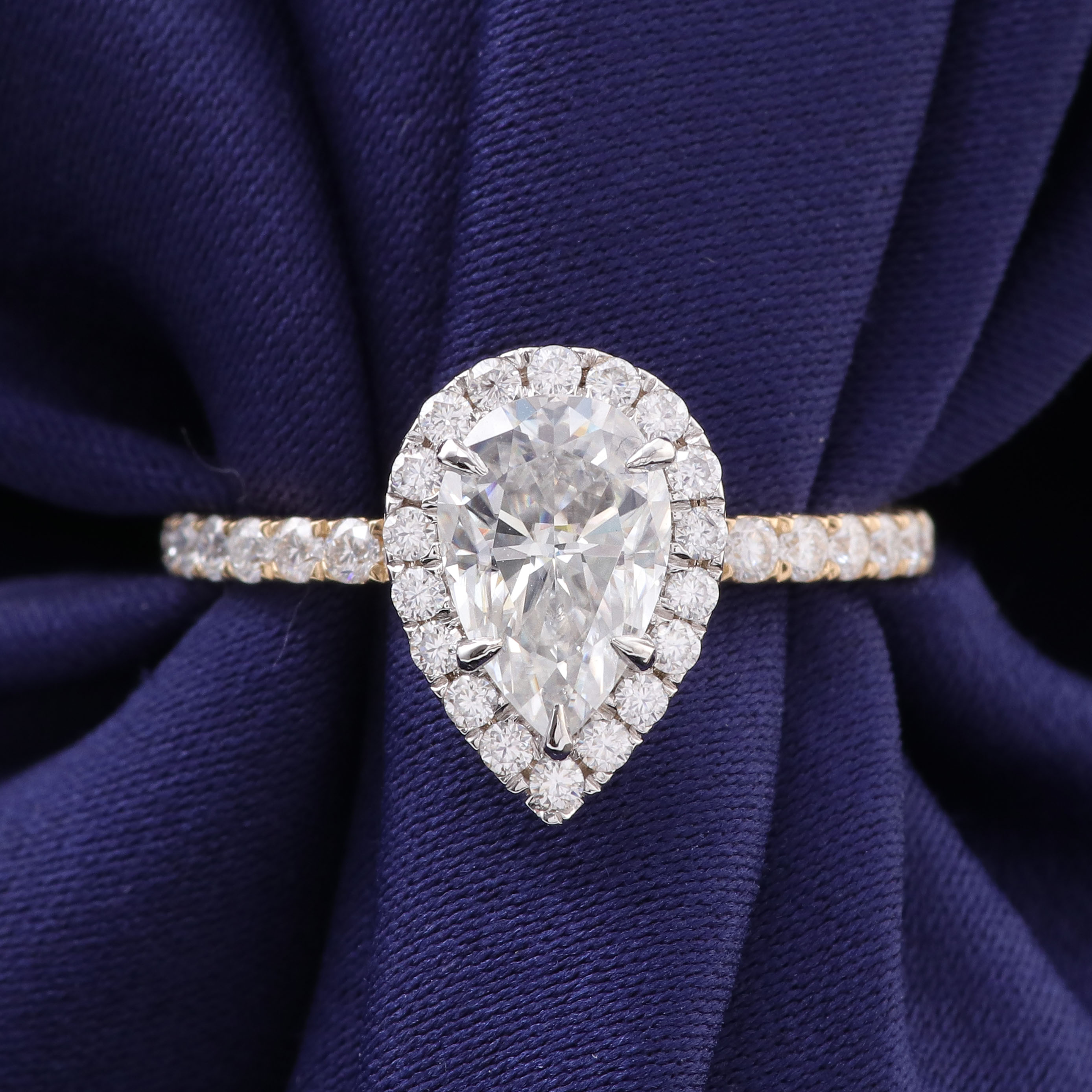 Bague en or massif 14 carats avec moissanite et diamants.