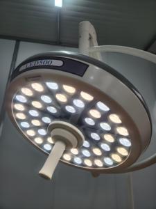 Stehende OP-Leuchte LED Schattenfreie Operationslampe Mobil Tragbar Mit Fußschalter - Product Image 3