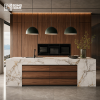 Meubles de cuisine sur mesure en placage de noyer italien naturel, îlot cascade de luxe en marbre Calacatta, unités de garde-manger pour penthouse
