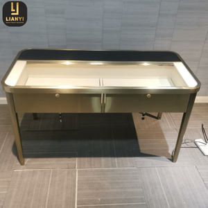 Table de négociation commerciale LIANYI, table d'exposition de bijoux sur mesure, comptoir d'exposition de sacs à main et de portefeuilles - Product Image 1