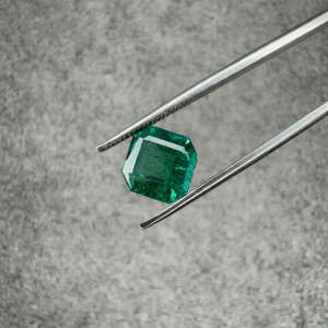 Émeraude naturelle zambienne certifiée GIA de 2,80 carats, taille octogonale, pierre brute pour bagues, pendentifs et fabrication de bijoux fins - Product Image 1