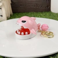Vente en gros usine : Porte-clés et pendentif de voiture motif requin de dessin animé 'Cable Bite Shark' mangeur de poisson, modèle TikTok, petit cadeau, jouet pour enfants