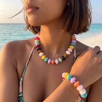 Ensemble collier et bracelet en perles acryliques plates, rondes, brillantes et multicolores, avec petits intercalaires dorés entre chaque perle, bijoux d'été