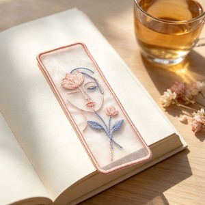 Marque-page rectangulaire en organza brodé motif petit loup, 4,5 cm x 12,8 cm, style portrait, marque-page de lecture moderne - Product Image 1