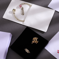 Ensemble d'emballage de bijoux carré blanc A1 avec intérieur noir, pochettes en papier festonnées, panneaux imprimés et présentoir