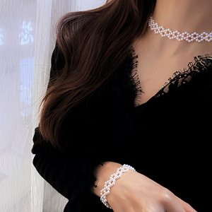 Set di Due Pezzi in Stile Francese: Collana e Bracciale in Argento 925 con Perle d'Acqua Dolce Naturali Intrecciate a Mano, Design <span class=keywords><strong>Fam</strong></span>, Lusso Discreto - Product Image 2