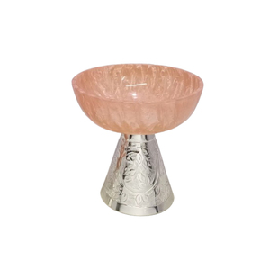 Cuenco Decorativo con Tapa Translúcida Rosa y Base Plateada Grabada, Elegante Vajilla Artesanal para Rituales Culinarios y Decoración del Hogar - Product Image 1