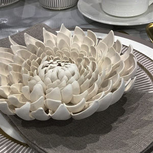 Sculpture d'art floral en porcelaine artisanale <span class=keywords><strong>pour</strong></span> la décoration murale de la maison, décoration 3D en <span class=keywords><strong>céramique</strong></span> blanche faite à la main <span class=keywords><strong>pour</strong></span> la décoration des <span class=keywords><strong>tombes</strong></span> - Product Image 4