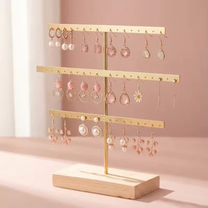 Présentoir à Boucles d'Oreilles en Métal à 3 Niveaux, Organisateur de Bijoux avec Base en Bois, Plateaux Personnalisables - Product Image 2