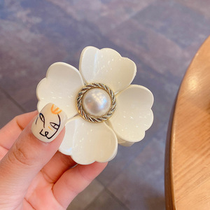 <strong>Korean</strong> Flower <strong>Hair</strong> Shark Clip Simple Temperament Pearl <strong>Hair</strong> Claw Clips Fashion Acrylic Large <strong>Hair</strong> Claw <strong>Accessories</strong> for Women