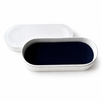 Boîte en papier rigide de forme ovale blanche avec couvercle amovible et intérieur en velours bleu marine pour la présentation, le rangement et les cadeaux de bijoux et de cosmétiques