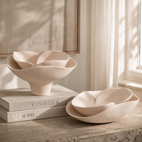 Bol décoratif en céramique beige avec un design à pétales superposés, bol sculptural pour la décoration de la maison