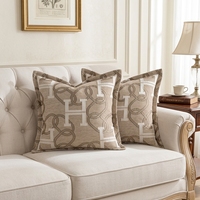 Housse de coussin décorative 50x50cm en chenille de luxe avec monogramme H et motif chaîne, accent orange élégant pour canapé, lit et décoration de salon