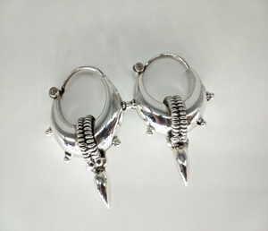 Pendientes Hechos a Mano en Plata de Ley 925, Joyería de Plata de Diseño Vintage para Mujer, Proveedor Mayorista de Joyería Personalizada de la India - Product Image 1