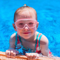 Lunettes de natation souples en silicone pour enfants avec verres en polycarbonate - Anti-buée, étanches, protection UV à 95 %, emballage en boîte PP pour 3-12 ans